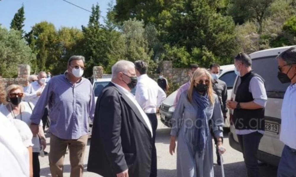 Μαρέβα: Με πατερίτσα στο μνημόσυνο του Κωνσταντίνου Μητσοτάκη